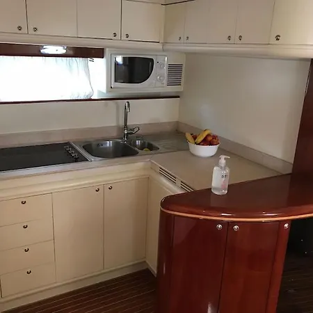 Hotel na wodzie Bellissima Imbarcazione Accogliente E Spaziosa. Nettuno