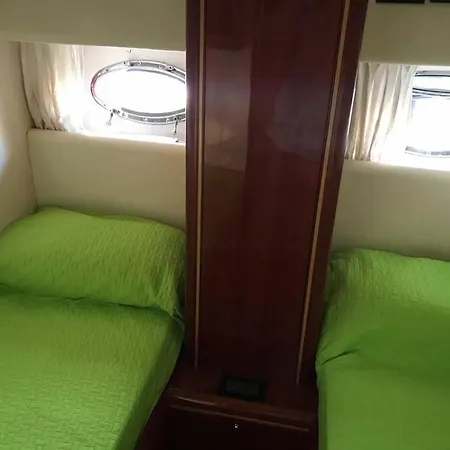 Bellissima Imbarcazione Accogliente E Spaziosa. Hotel na wodzie *