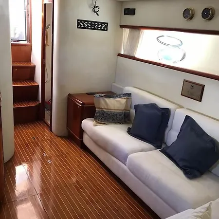 Bellissima Imbarcazione Accogliente E Spaziosa. *